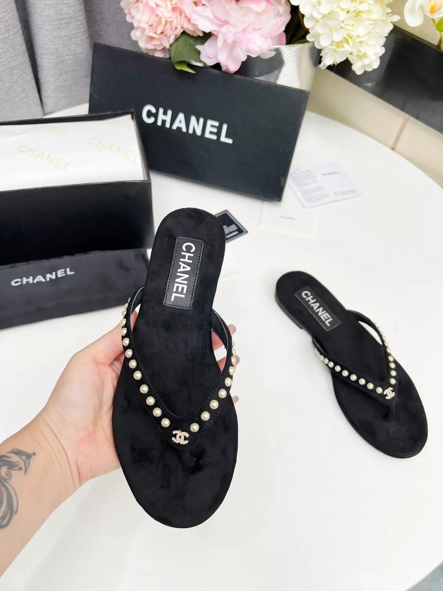 💕💕Factory direct selling price p440💕💕 Chanel new spring and summer genuine leather outsole flip-flops✅ I was really moved by this shoe when I first saw it💓 I liked it at first sight [surprised], 😊 and it has Chanel’s classic element diamond logo💎 Fabric: double-sided velvet Lining: cow lining Color: black Size: 35-41 (41 can be customized and non-returnable) Outsole: Made of genuine leather outsole Packaging: with card and cloth bag